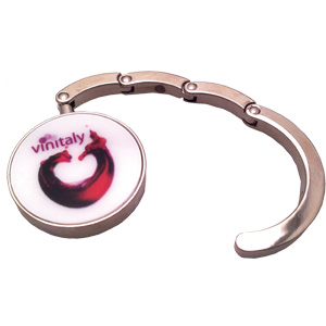 catalogo accessori da vino. Cover personalizzate con stampa multicolore. Altri oggetti : appendiborsa da tavolo, collarini, magneti e tagliere